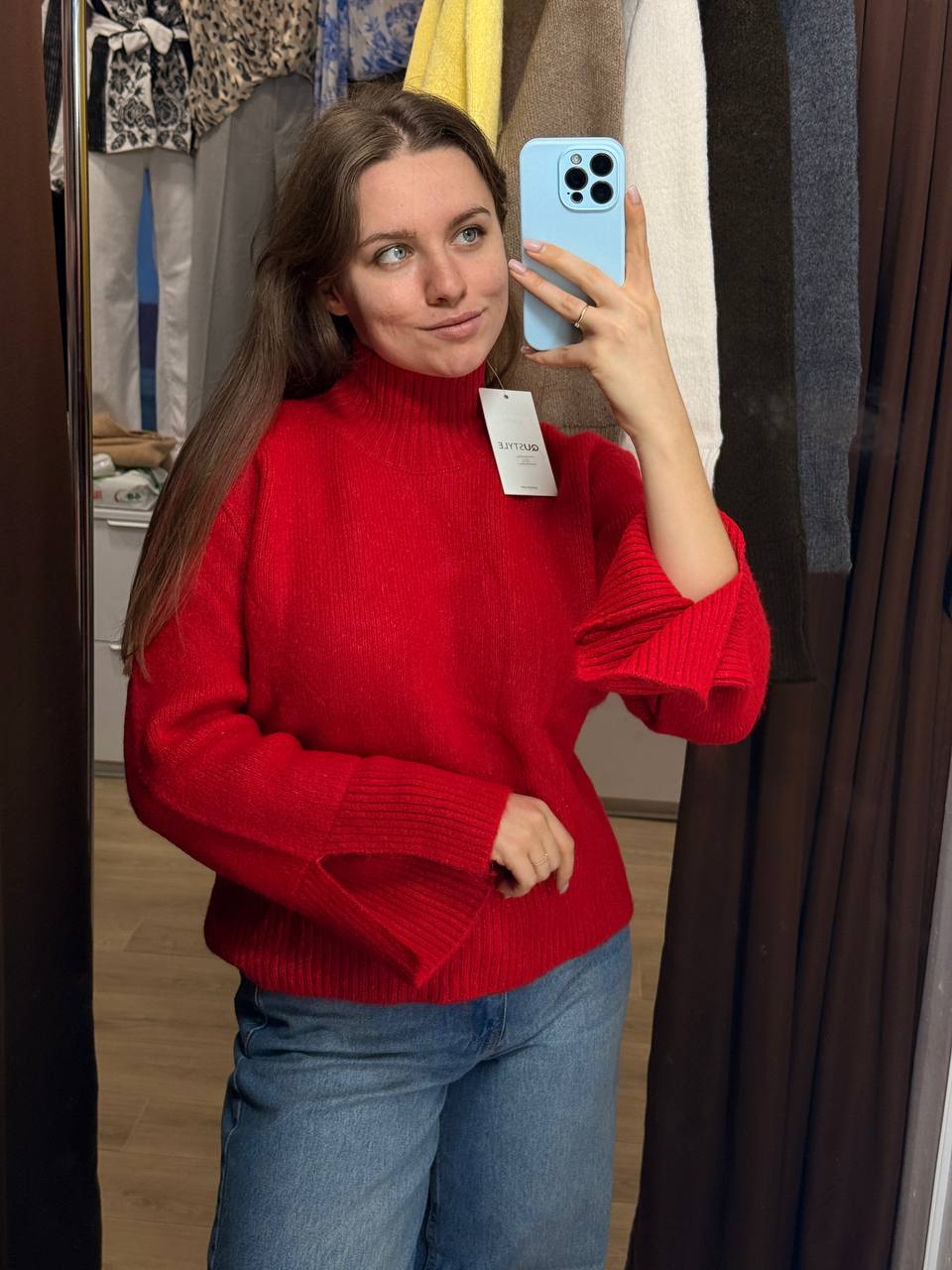 Светр червоний